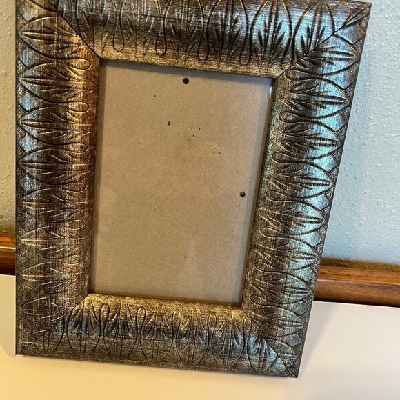 Frame 5 x 7 pewter color wooden frame, leaf embossed design, easel back - Picture 2 of 6